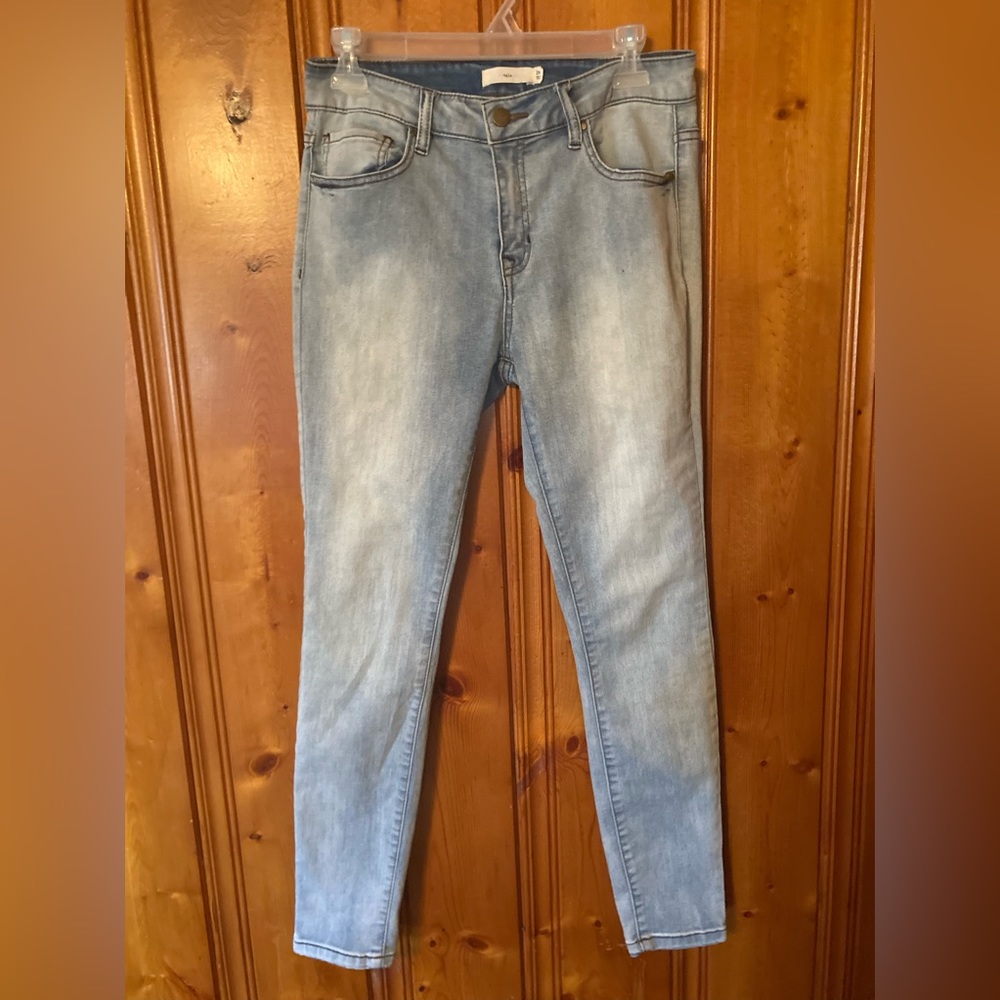 Size says 29 but fits like a 28 Women’s tgla light blue skinny leg jeans
